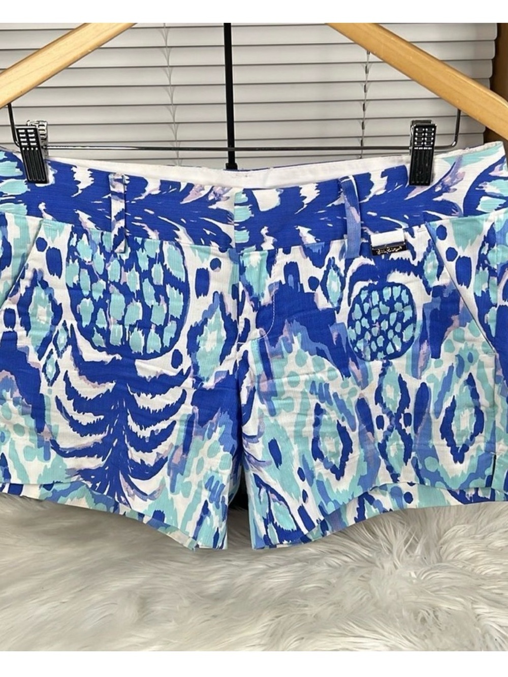 Excellent used condition Lilly Pulitzer Blue & White Patterned Callan shorts